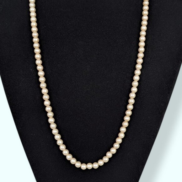 V. Faux Pearl Beaded Necklace - Picture 3 of 5